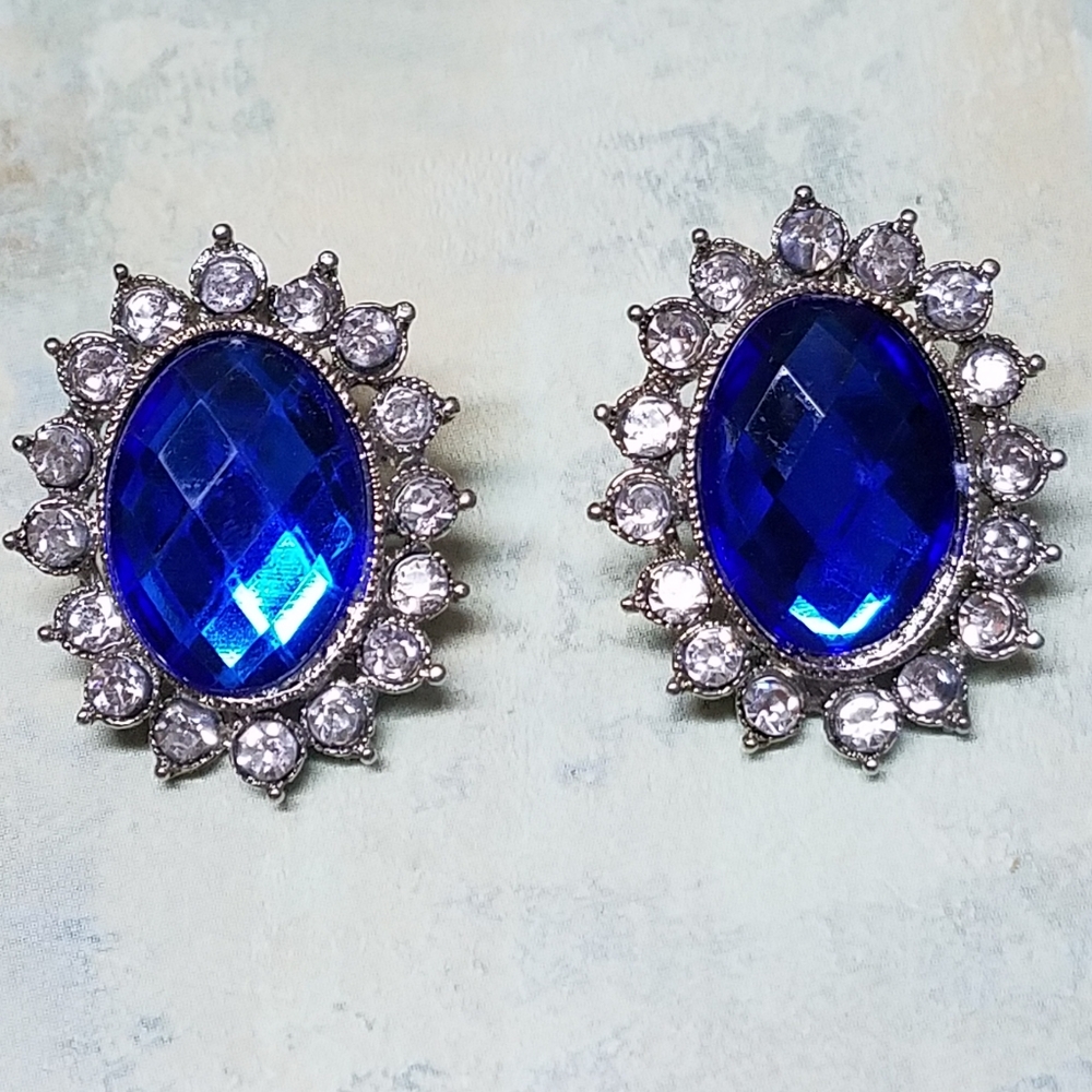 Blue crystal oval earrings